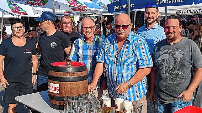 Beim Fassanstich (von links): Sonja Teufel (Studhof), Matthias Ruftland (Hinterbach Sürpfler), Alexander Teufel (Studhof), Bürgermeister ...
