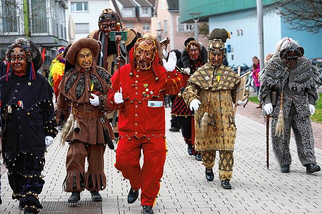 Bild 19: Bilder vom Kindernarrenbaumstellen