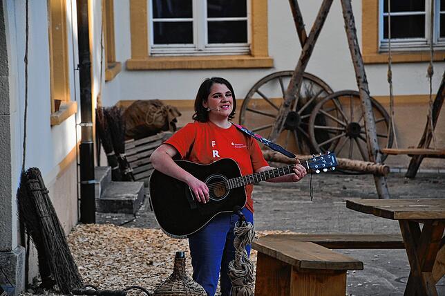 Franziska Clementi sing zu Beginn das Vereinslied. Foto Ursula Ortlieb