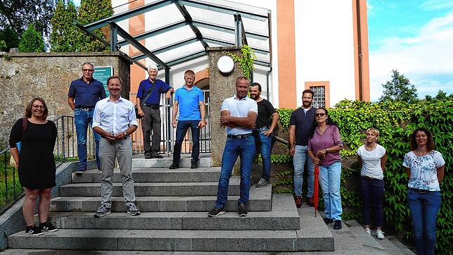 Die Teilnehmer des Dorfrundgangs in Krenkingen mit Oberbürgermeister Philipp Frank (Dritter von links), OB-Sekretärin Tanja Reiche ...