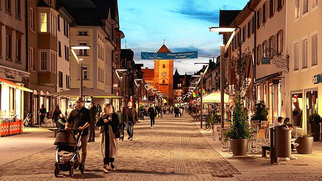 Viele Einkaufsbummler, aber kaum gefüllte Einkaufstaschen prägen beim Langen Dunnschtig in der Villinger Innenstadt, so wie hier in der ...