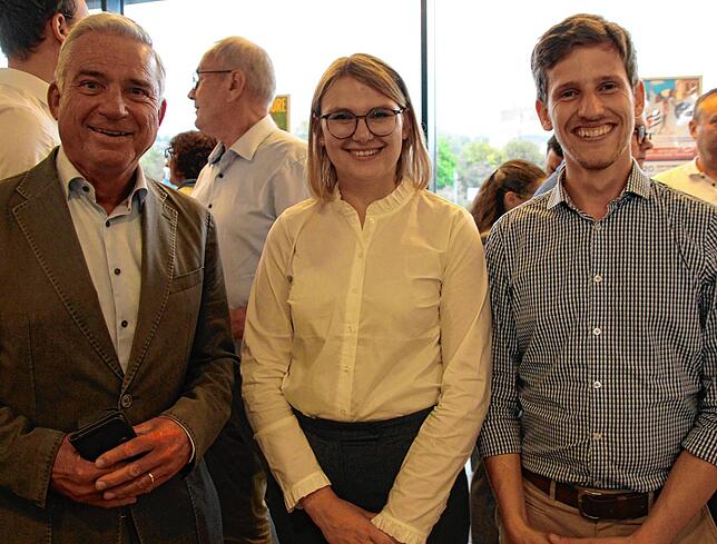Innenminister Thomas Strobl mit Lena Burth und Severin Rommeler (von links), den jungen Bürgermeistern von Ostrach und Sauldorf.