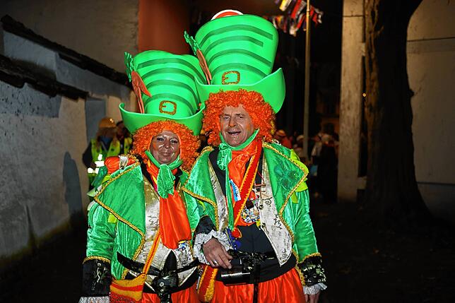 Bild 23: Konstanzer Straßenfasnacht 2025: Am Fasnachtssamstag werden Besenwirtschaften gestürmt