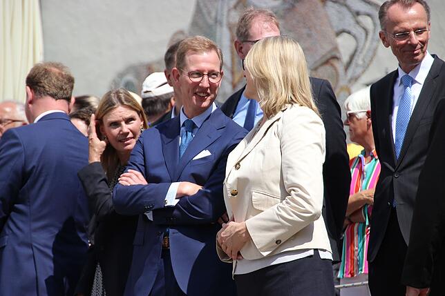 Prinz Bernhard von Baden und seine Frau Stephanie, hier im Gespräch mit der Überlinger Stadträtin Bernadette Siemensmeyer.