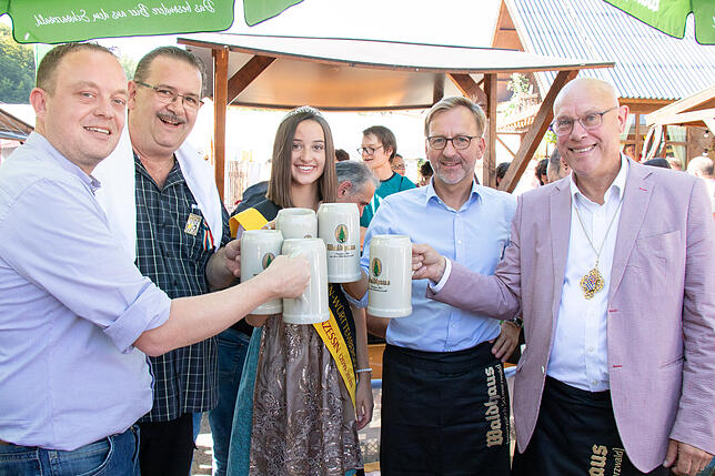 Zum Wohl! Florian Schwald (Sprecher des Chilbi-Organisationskomitees, Christoph Wassmer (Oberschützenmeister), Sina Zimmermann ...