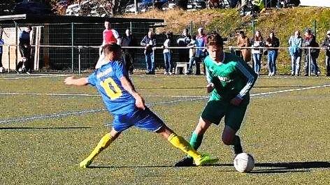 480 Zuschauer sahen das Derby zwischen der SG Eintracht und SG Vöhrenbach. Hier versucht Robin Weißer (links) Dominik Hellenbrand zu ...