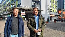 Sind zufrieden mit dem bisher Erreichten: Simon Wolpold und Jürgen Holeksa vom Netzwerk für Friedrichshafen in der Häfler Innenstadt.
