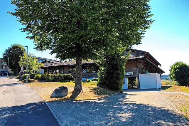 2022: Die Bäume rund um die Rotmooshalle sind gewachsen und der Neubau der Gesamtschule (im Bild links hinten) ist aktuell auf dem ...