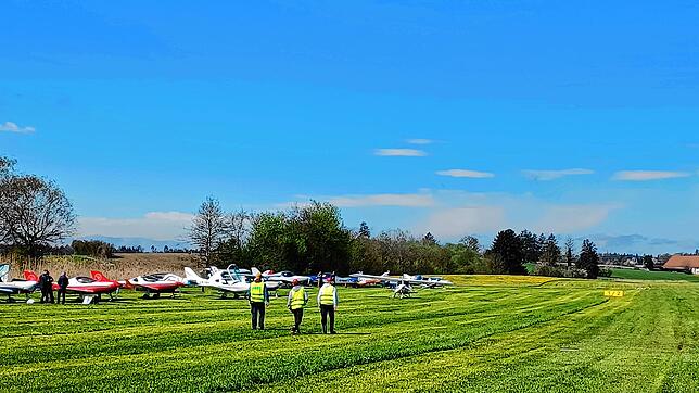 Start auf eigenes Risiko: Den Piloten dieser Ultraleichtflugzeuge ist es auf der regennassen Start- und Landebahn nicht gelungen, in die ...