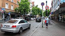 Die Bundesstraße 34 verläuft in Singen mitten durch die Innenstadt &ndash; hier eine Ansicht der Ekkehardstraße an der August-Ruf-Straße ...