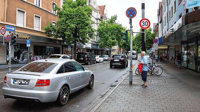 Die Bundesstraße 34 verläuft in Singen mitten durch die Innenstadt &ndash; hier eine Ansicht der Ekkehardstraße an der August-Ruf-Straße ...