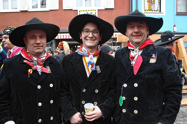 Die Zimmermannsgilde von Überlingen, von links: Vize-Gildemeister Tobias Haas, Gildemeister Florian Meßmer und sein Vorgänger im Amt, ...