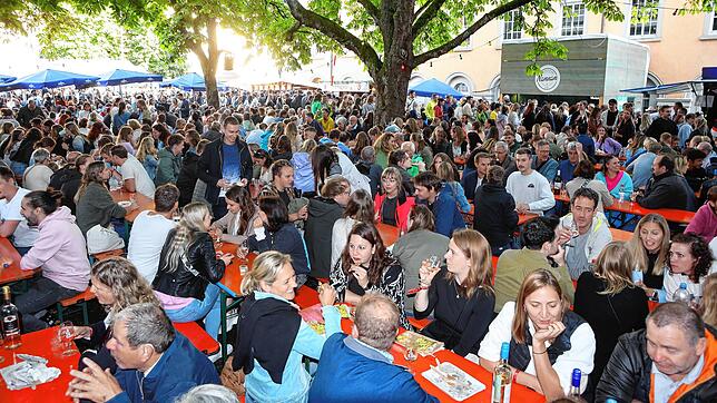 (Archivbild) Im Sommer 2023 lockte das Weinfest viele Besucher an. Auch in diesem Jahr ist es ein Hochpunkt im Konstanzer ...