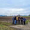 Die Agri-Photovoltaikanlage des Bürgervereins Beuren an der Aach kommt auf dieses Feld. Singens Stadtwerke-Chef Axel Blüthgen, Martin ...