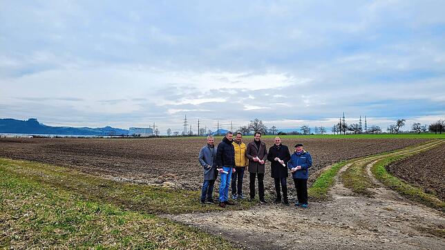 Die Agri-Photovoltaikanlage des Bürgervereins Beuren an der Aach kommt auf dieses Feld. Singens Stadtwerke-Chef Axel Blüthgen, Martin ...
