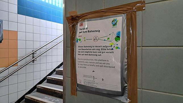 Schilder wie dieses weisen am Bahnhof auf die laufenden Bauarbeiten hin.