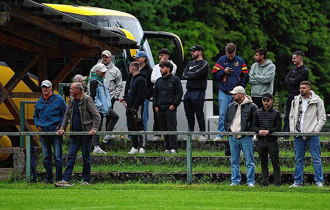 Bild 21: FC Pfaffenweiler feiert nach 2:1-Erfolg Relegationsplatz. Wir waren mit der Kamera dabei.