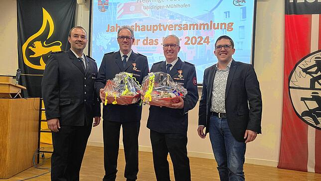 Kommandant Marco Lattner (links) entließ während der diesjährigen Jahresversammlung der Freiwilligen Feuerwehr Uhldingen-Mühlhofen (von ...
