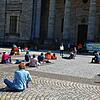 Zu einer stillen Protestaktion gegen die Impfpflicht und für das Grundgesetz hatten sich rund 50 Teilnehmer auf dem Domplatz in St. ...