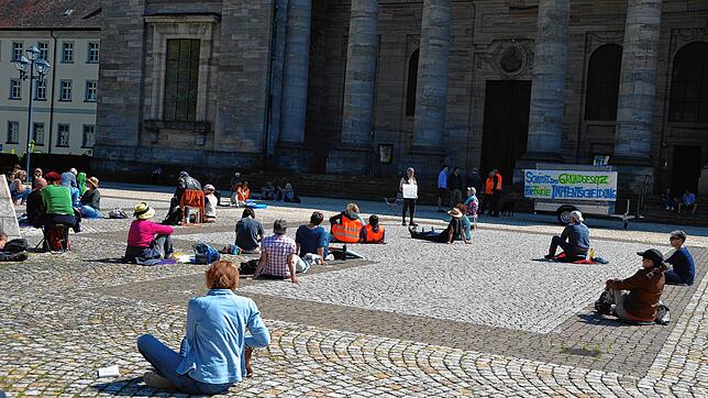 Zu einer stillen Protestaktion gegen die Impfpflicht und für das Grundgesetz hatten sich rund 50 Teilnehmer auf dem Domplatz in St. ...