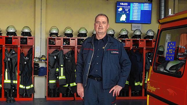 Helmut Richter, Feuerwehrkommandant und Leiter des städtischen Fachbereichs für Feuerwehr und Bevölkerungsschutz, auf der Wache in der ...