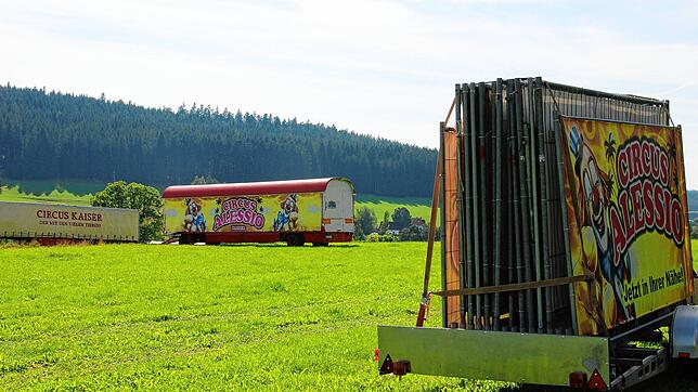 Hier soll das Gastspiel des &bdquo;Circus Alessio&ldquo;, der sich über das Verhalten der Stadt St. Georgen ärgert, stattfinden. Zwei ...