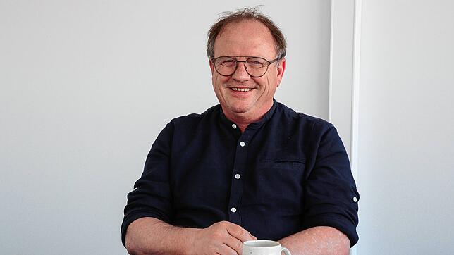Harald Karge beim Pressegespräch in einem Verhörraum des Singener Polizeireviers. Die Kaffeetasse war ein treuer Begleiter im ...