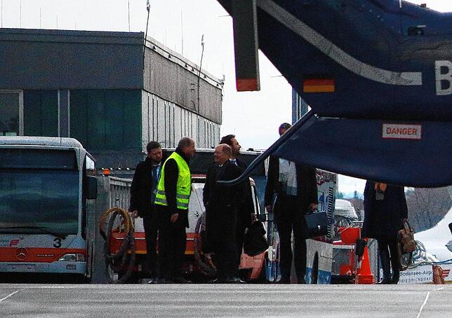 Bundeskanzler Olaf Scholz nimmt sich auf dem Rollfeld des Friedrichshafener Flughafen sichtlich gut gelaunt Zeit für eine kurze ...
