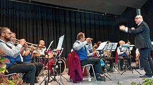 Der Musikverein Riedern-Bühl unter der Leitung seines Dirigenten Patrick Hartmann bietet für das Schlachtfest in Dettighofen einen ...