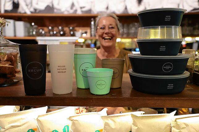 Geht doch, sagt Martina Vogl: Ihr Café in der Konstanzer Altstadt setzt bereits konsequent auf Mehrweg-Verpackungen, wenn die Kunden das ...