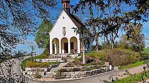 Die Erzinger Bergkapelle ist ein Mahnmal gegen den Krieg. Sie erinnert an die schwere Nachkriegszeit, als die Evakuierung des ganzen ...