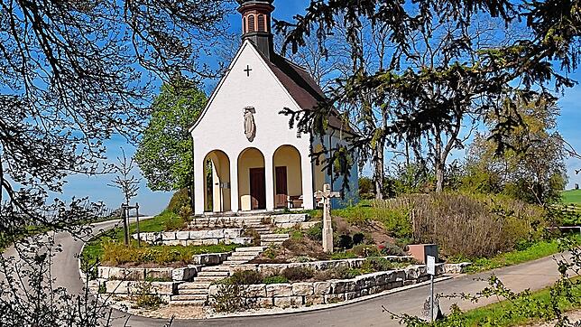 Die Erzinger Bergkapelle ist ein Mahnmal gegen den Krieg. Sie erinnert an die schwere Nachkriegszeit, als die Evakuierung des ganzen ...