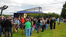 Beim Grenzfest der Schonacher und Schönwälder Kicker gibt es viele gute Gespräche.  Foto: Claudius Eberl
