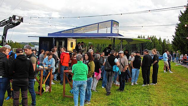 Beim Grenzfest der Schonacher und Schönwälder Kicker gibt es viele gute Gespräche. Foto: Claudius Eberl