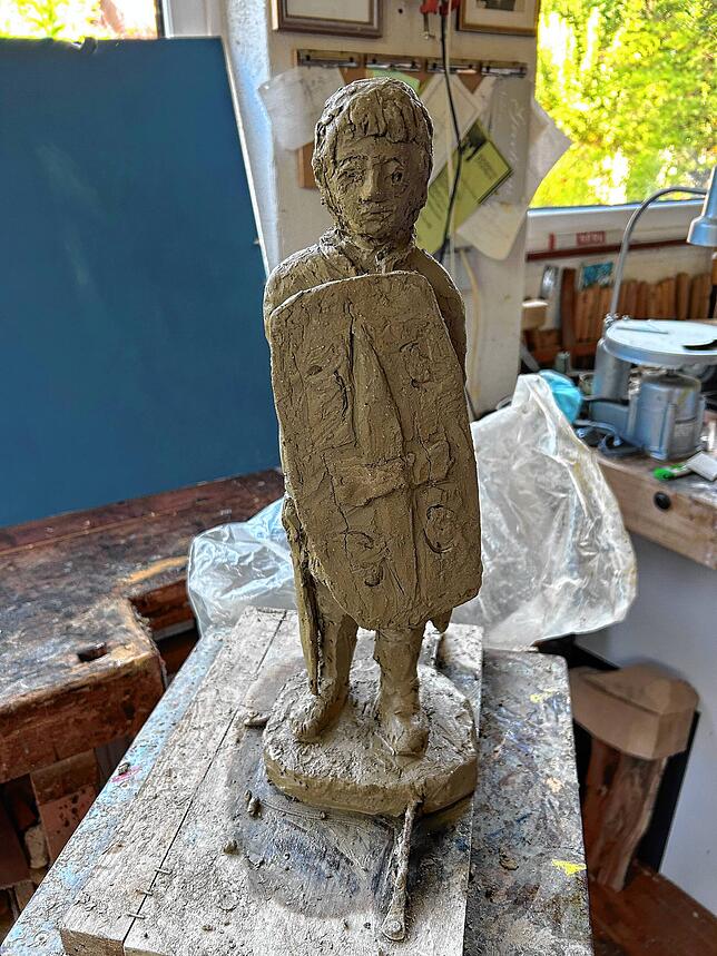 Das Tonmodell des keltischen Kriegers, der in diesen Tagen in Riebers Atelier entsteht.