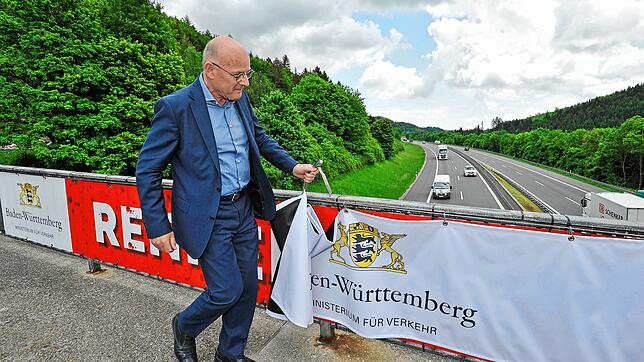 Verkehrsminister Winfried Hermann enthüllt auf der Autobahnbrücke bei Geisingen eines der Motive.