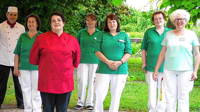 Freude im Haus Talgarten über die Prämie bei Beikoch Ribeiro Joao, Hauswirtschafterin Gülsum Gül, Küchenhilfe Agostina Raffaela, den ...