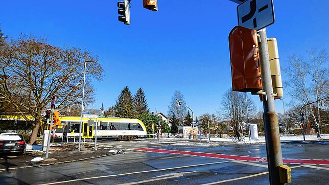 Die defekte Ampelanlage an der Markdorfer Bahnkreuzung ist mit Hauben abgedeckt. Nun will die Bahn die Ampeln bis zum Sommer 2022 ...