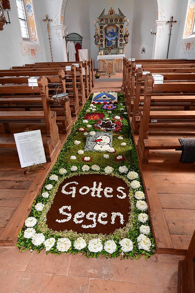 Die Frauengemeinschaft legte den Blumenteppich in der Kapelle in Gebhardsweiler.