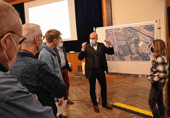 Architekt Tobias Müller erläutert den gekommenen Bürgern, warum die Schule nur teilweise aufgestockt werden kann.