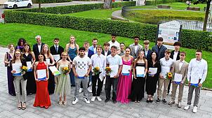Geschafft: Die Absolventinnen und Absolventen von Realschule und Berufsfachschule haben ihre Mittlere Reife in der Tasche.  Bild: ...