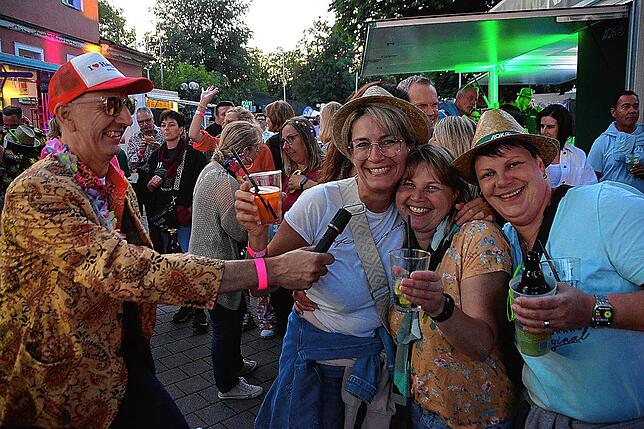 Bild 16: Papis Pumpels sorgen für grandiose Stimmung auf dem Rathausplatz in Bad Dürrheim