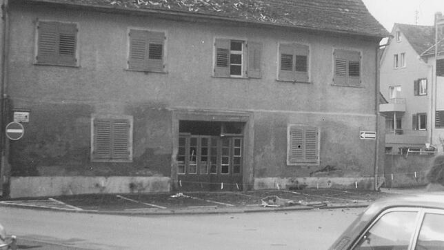 Das Dach ist hier schon teilweise abgedeckt. Der Abriss des alten Kaufhauses steht 1972 kurz bevor.