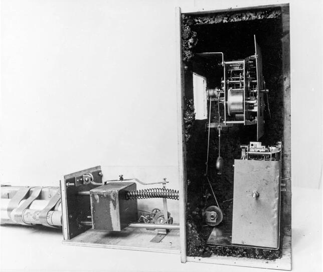 Das Innenleben von Georg Elsers Bombe, gegen das laute Ticken der Uhr gut isoliert.