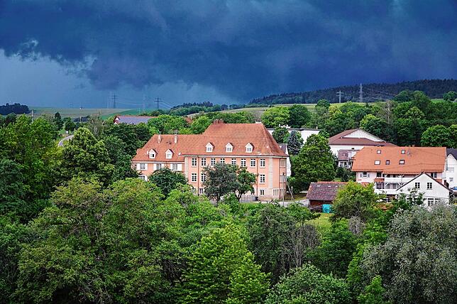 Gewitterstimmung über Tengen: Gegen 18.30 Uhr lässt sich in Tengen schon erahnen, was auf den Hegau zukommen wird.