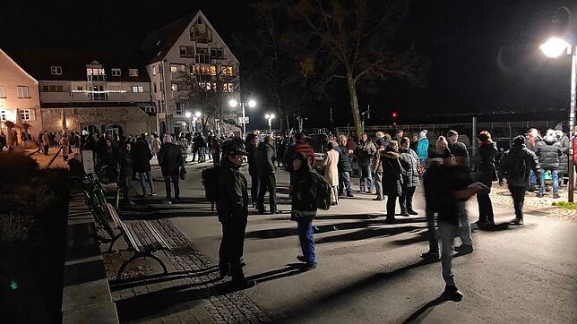 Demonstration in Friedrichshafen am Montagabend. Auch hier trafen sich Gegner der Corona-Maßnahmen.