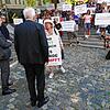 Vor der Rede in der Konstanzer Christuskirche: Ministerpräsident Winfried Kretschmann geht auf die Demonstranten zu, die gegen die ...