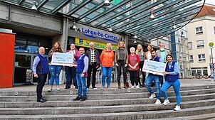Vor dem Schmnidts Markt im Lohgerbe-Center Bad Säckingen erhalten die Vertreter der Tafel- und Hilfsvereine ihre Spenden von Michael und ...