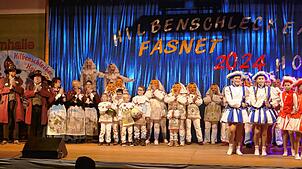 Alle Gruppen des Narrenvereins Hilbenschlecker Fronstetten, von links Fraustetter, Brunnenfrauen, Hilbenschlecker und Tanzgarden, ...