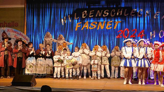 Alle Gruppen des Narrenvereins Hilbenschlecker Fronstetten, von links Fraustetter, Brunnenfrauen, Hilbenschlecker und Tanzgarden, ...